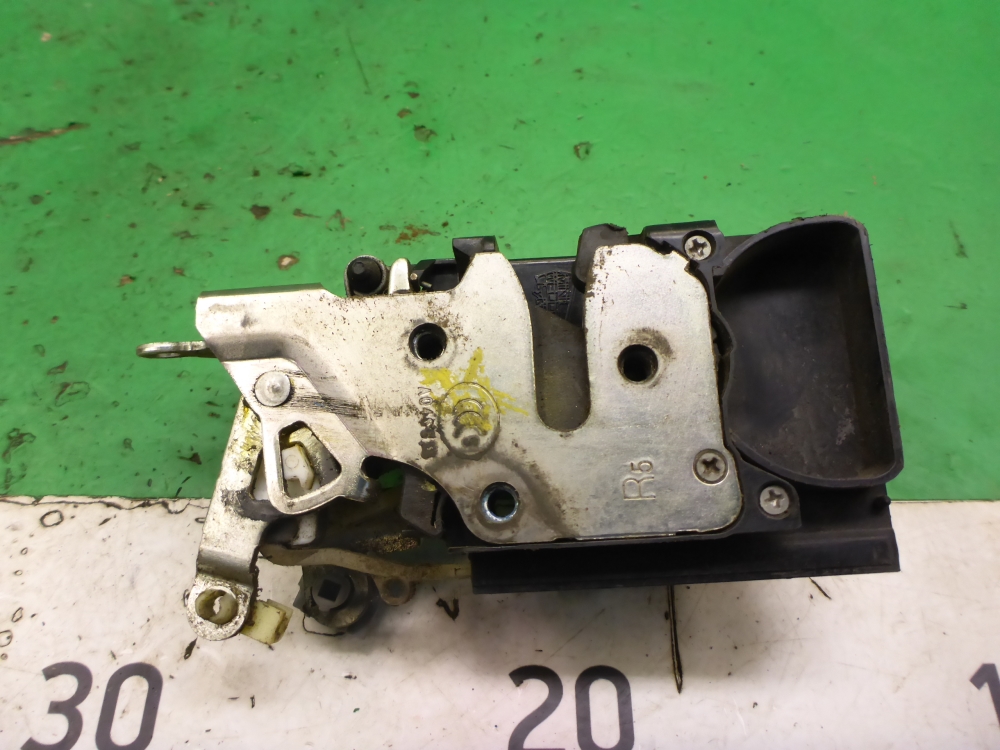 Замок двери передней правой