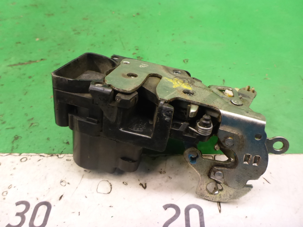 Замок двери передней правой