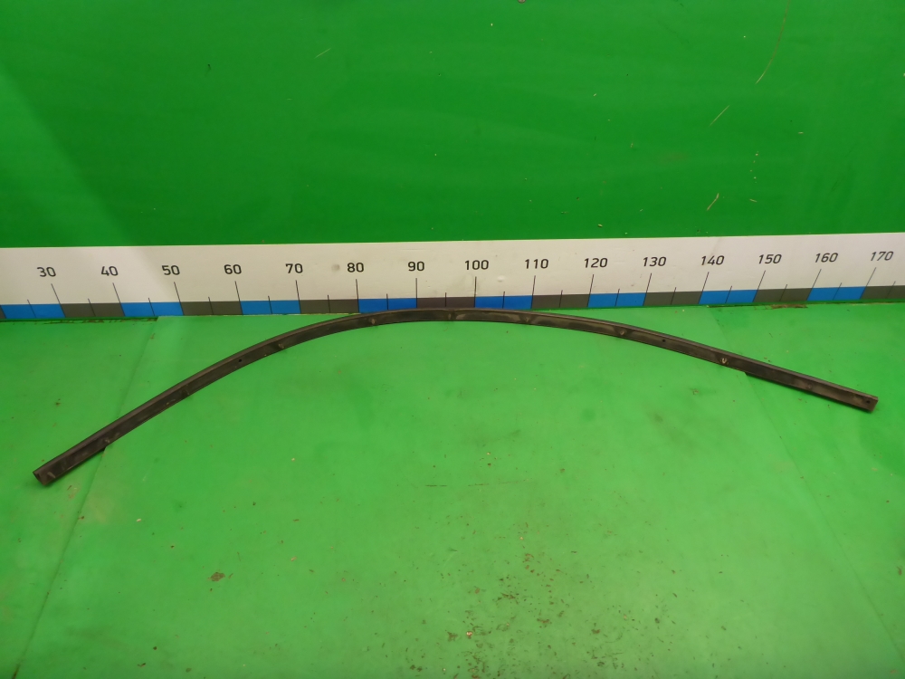 Уплотнитель капота