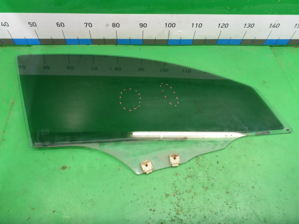 Стекло двери передней правой