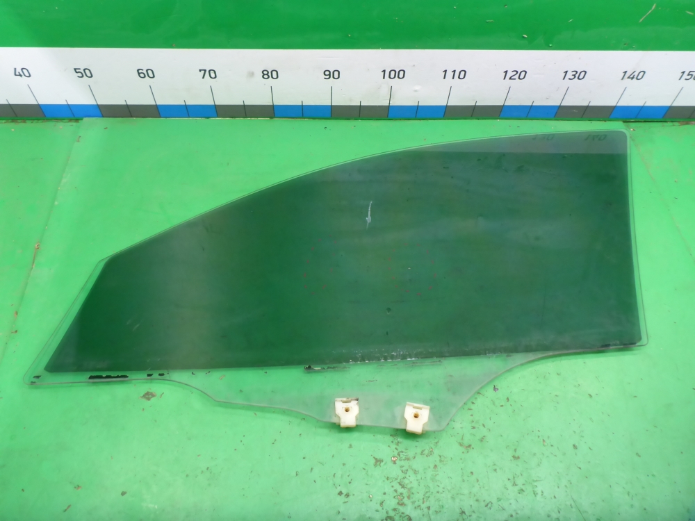 Стекло двери передней правой