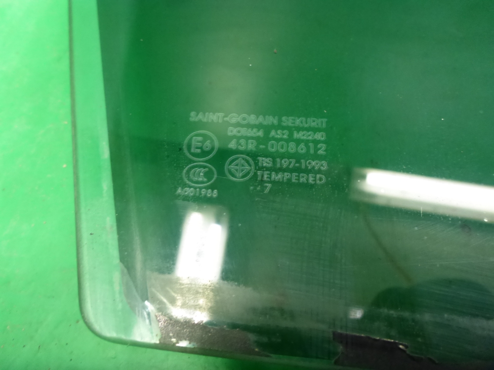 Стекло двери передней правой