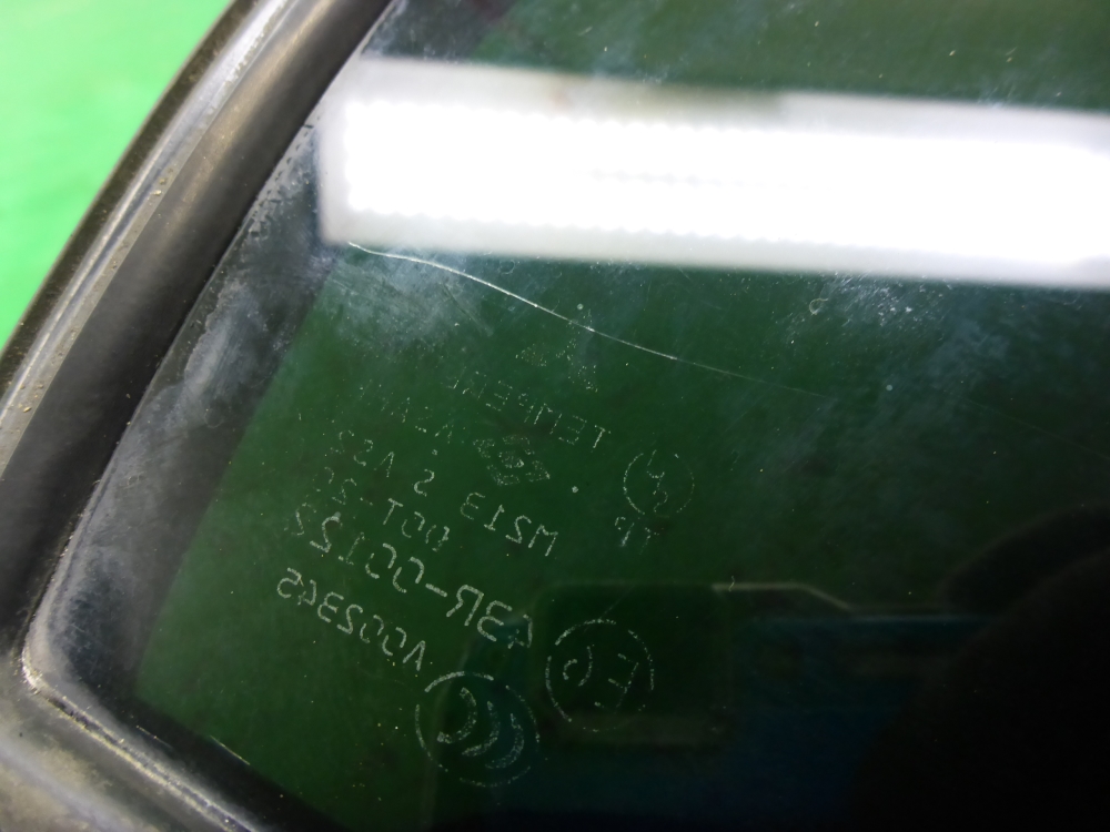 Стекло двери задней правой (форточка)