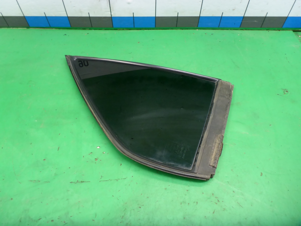 Стекло двери задней правой (форточка)