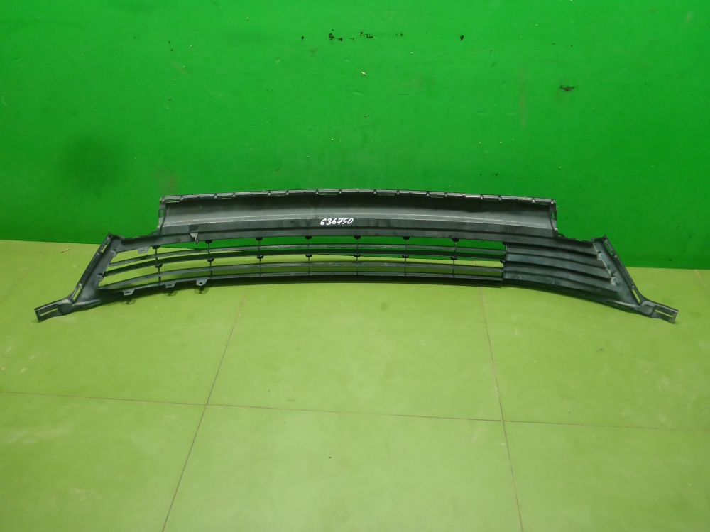 Решетка в бампер центральная