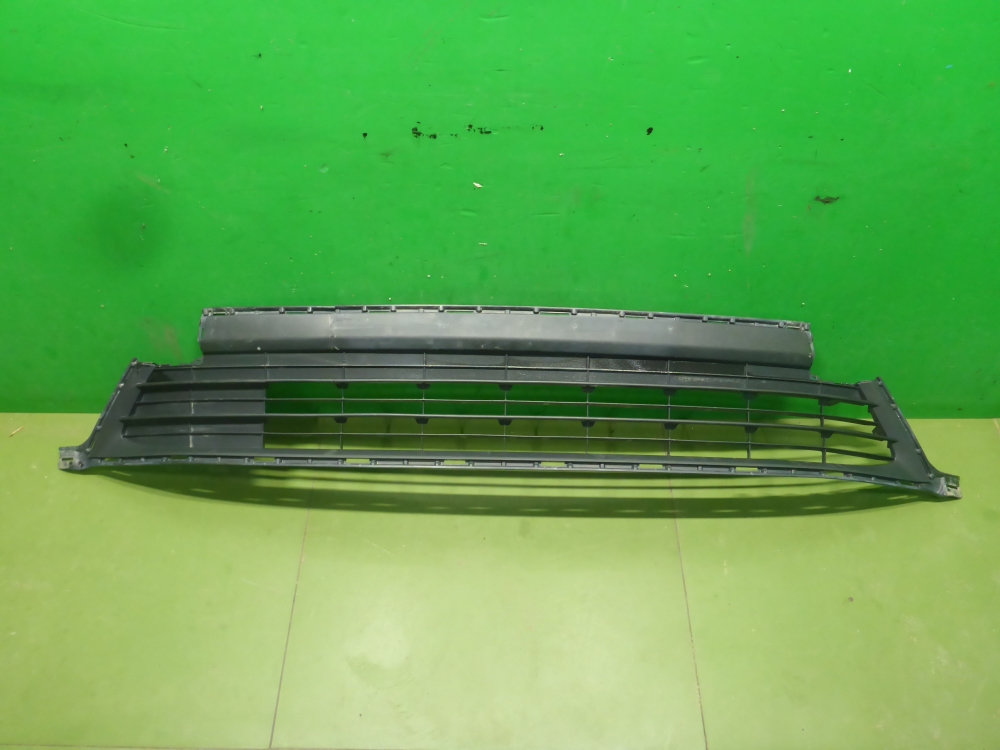 Решетка в бампер центральная