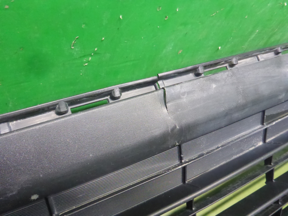 Решетка в бампер центральная