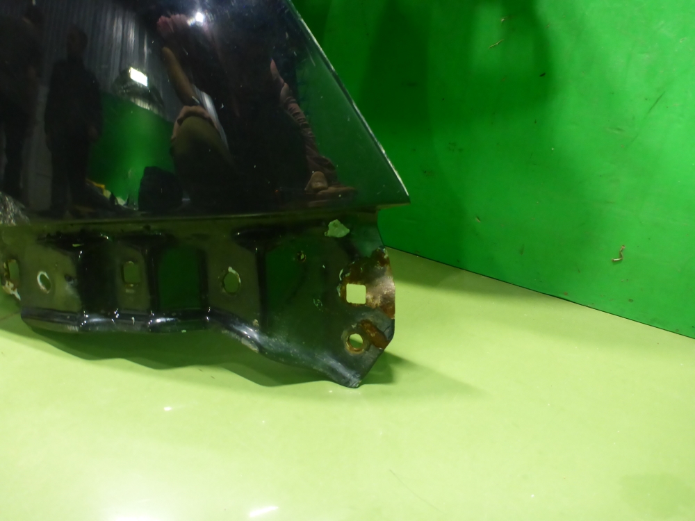 Крыло переднее правое