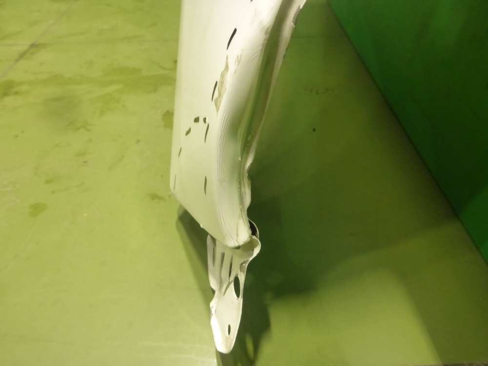 Крыло переднее правое