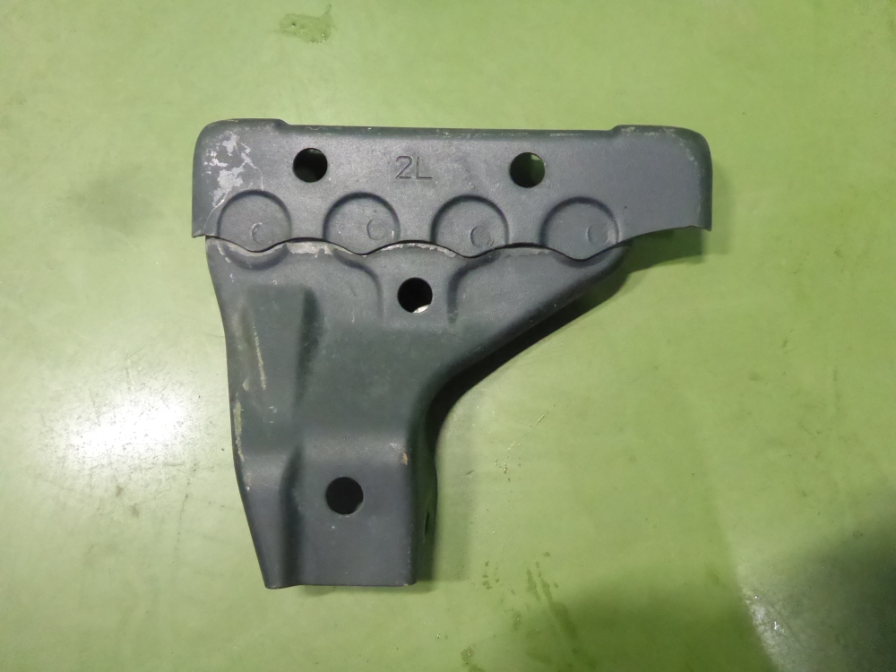 Кронштейн фар левый