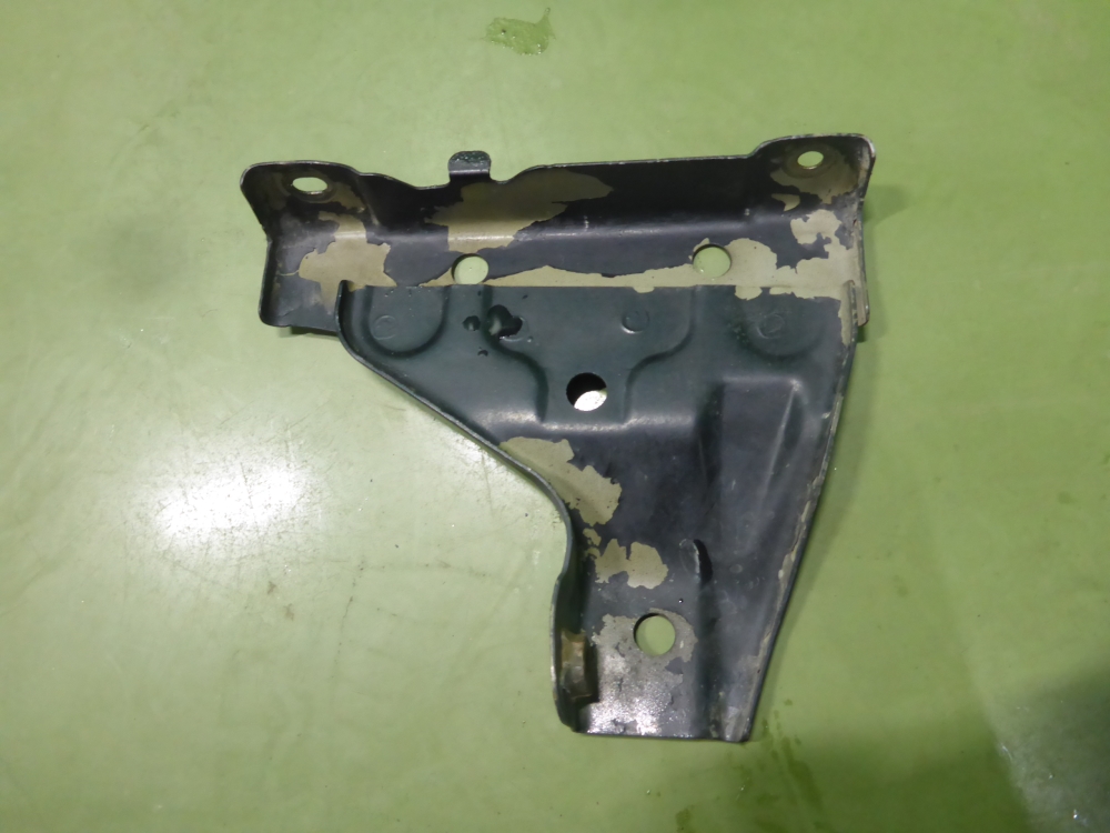 Кронштейн фар левый