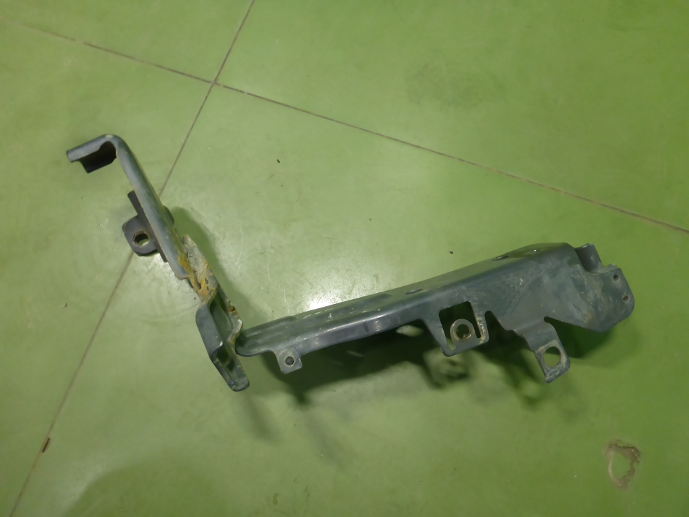 Кронштейн фар левый