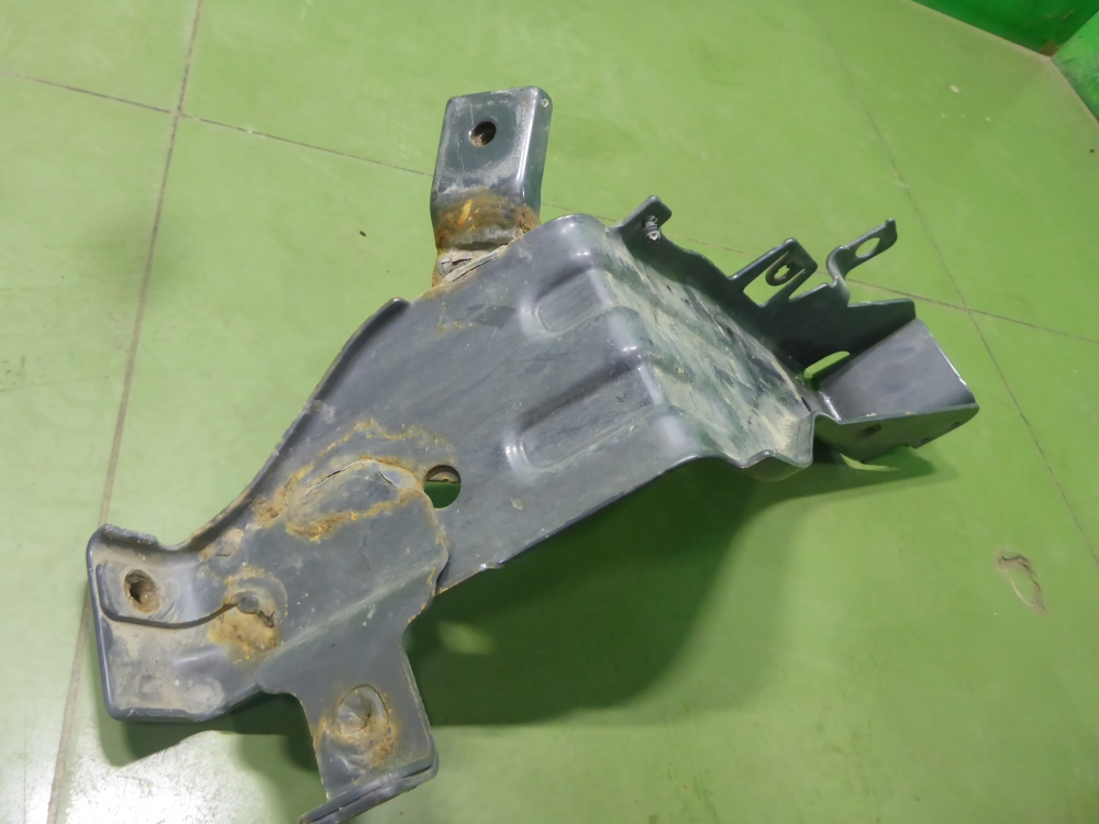 Кронштейн фар левый