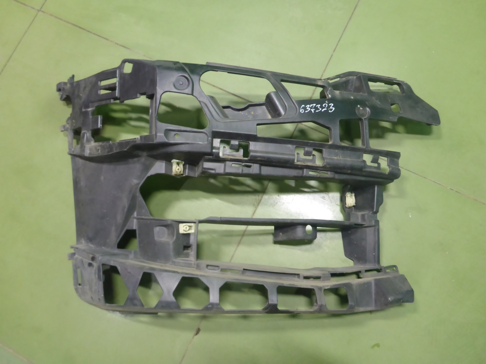 Кронштейн переднего бампера правый