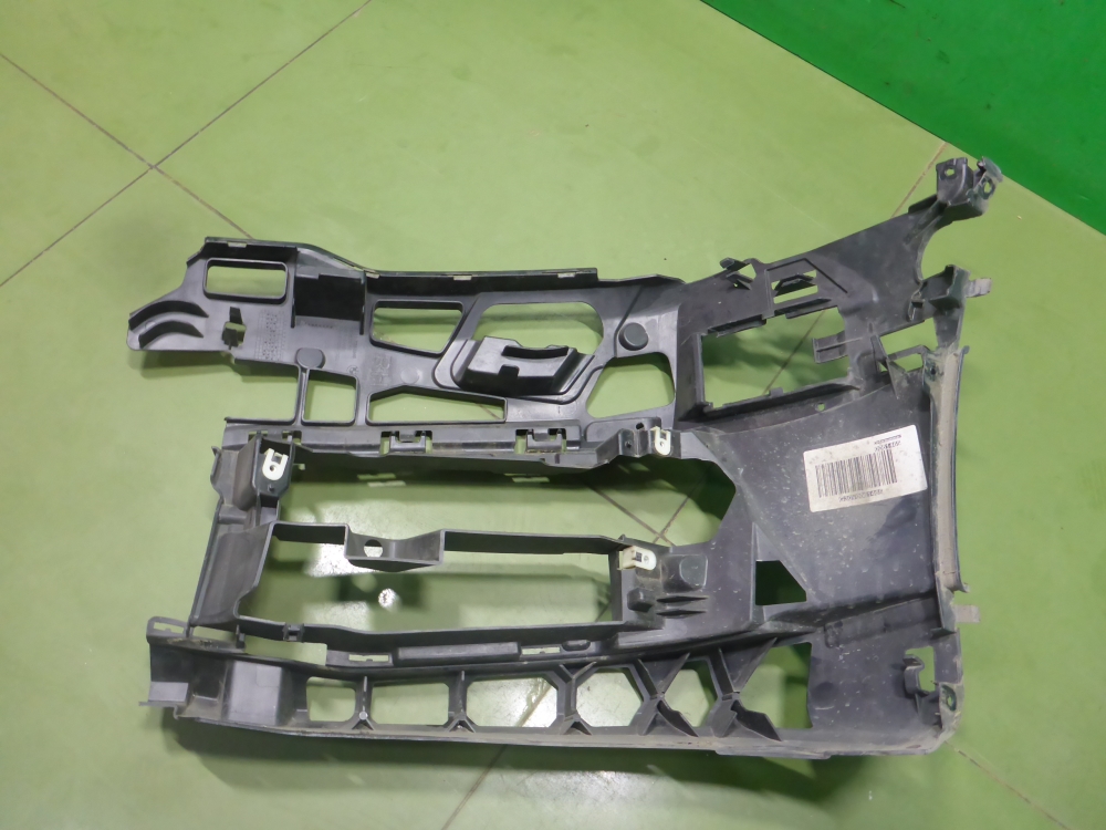 Кронштейн переднего бампера правый