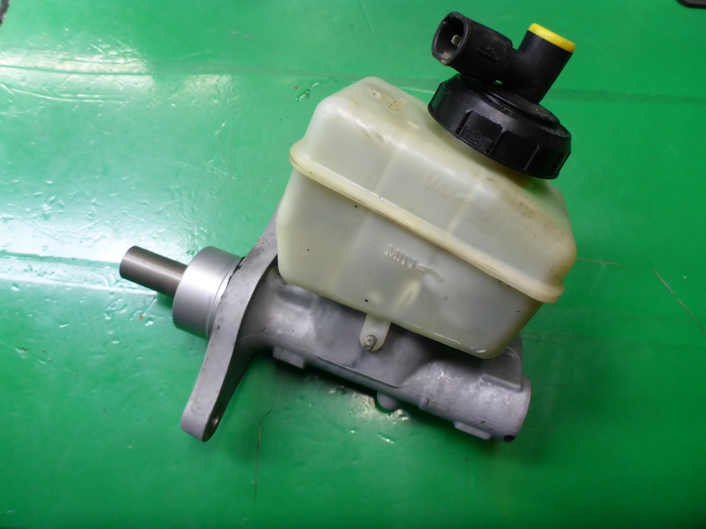 Цилиндр тормозной главный