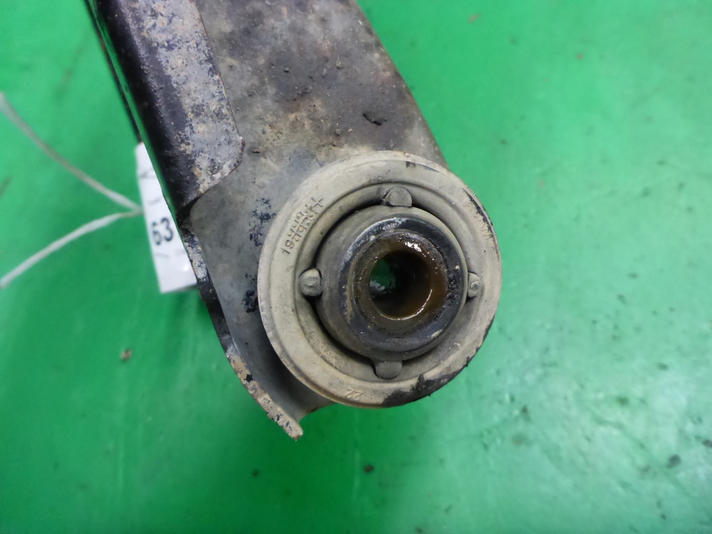 Рычаг передний левый