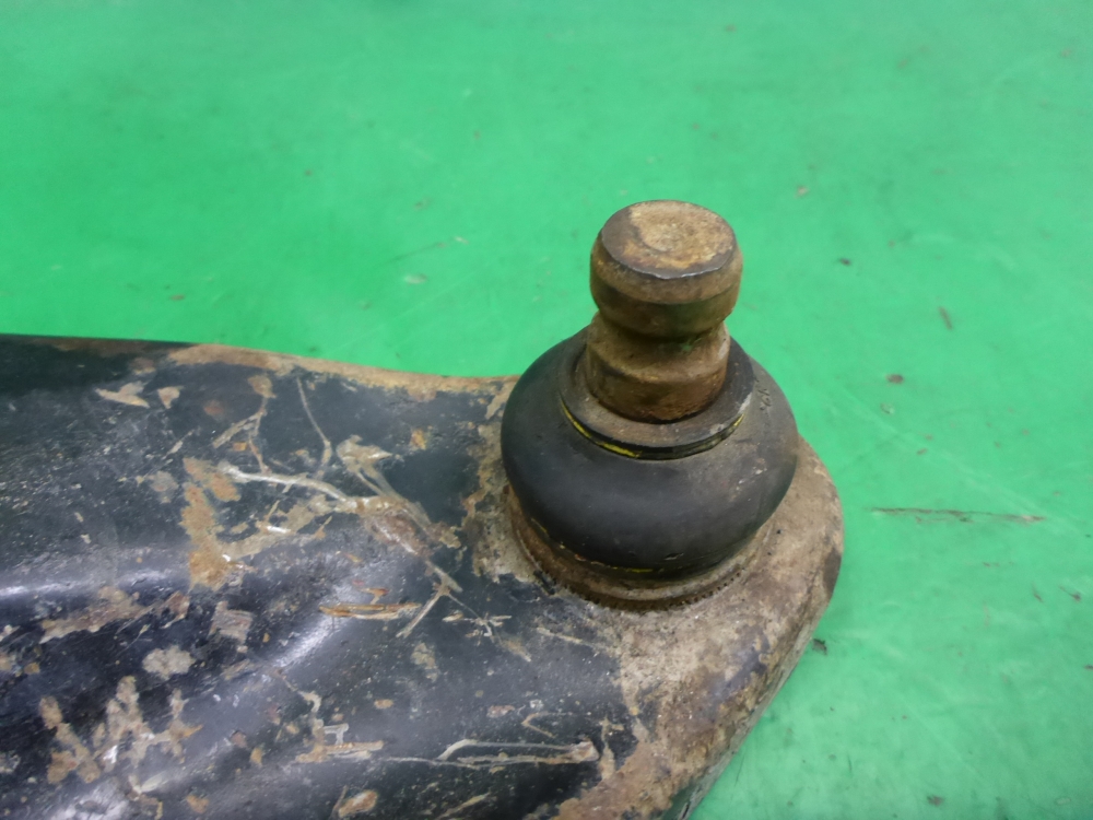 Рычаг передний левый