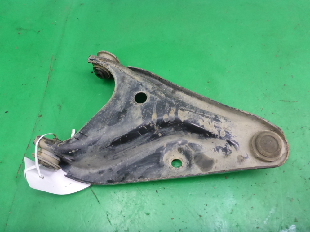 Рычаг передний левый