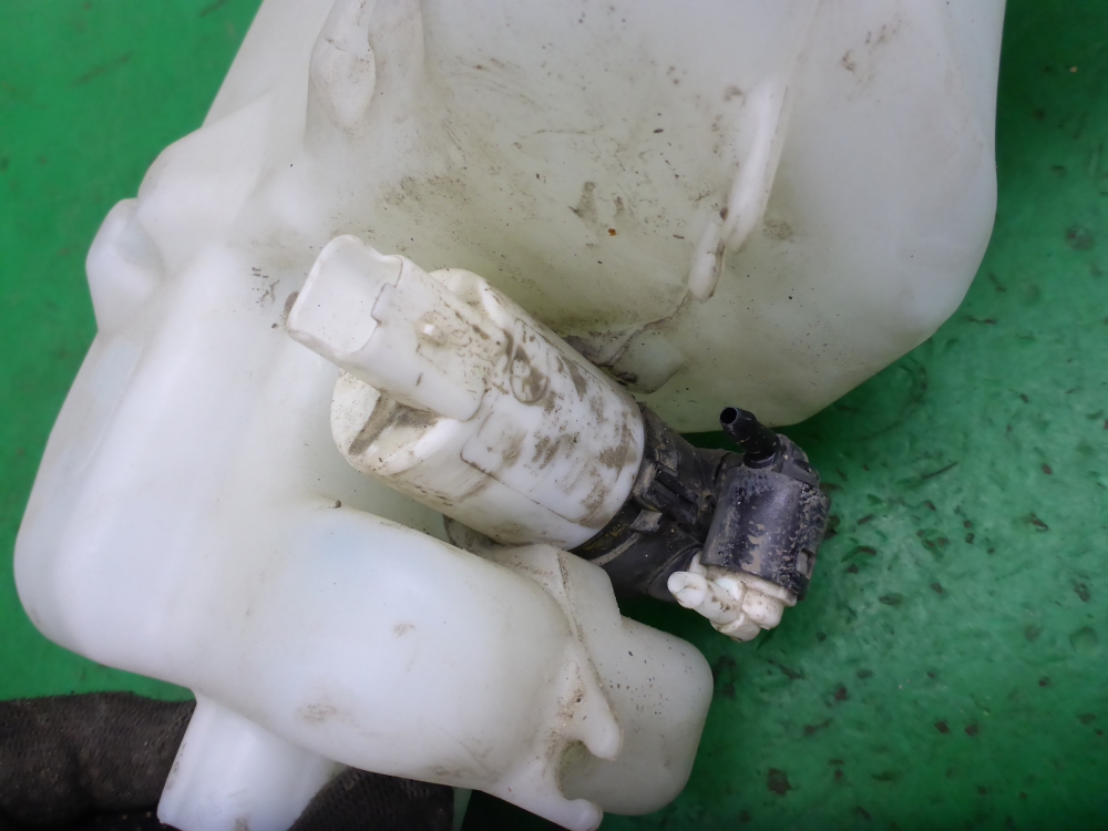 Бачок омывателя лобового стекла