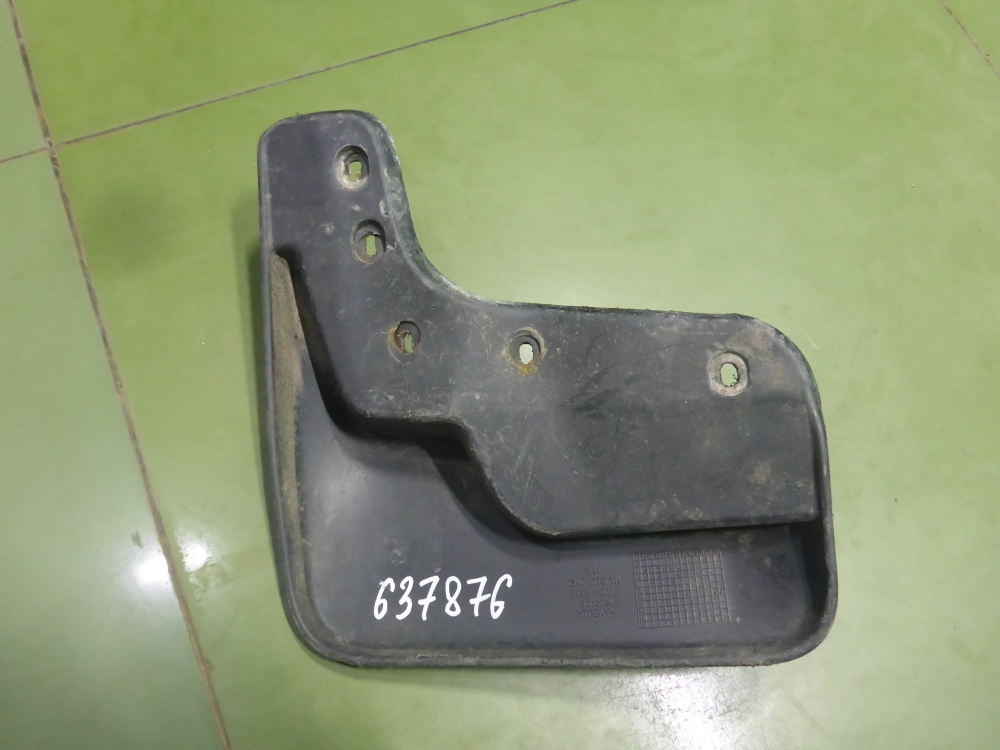 Брызговик передний правый