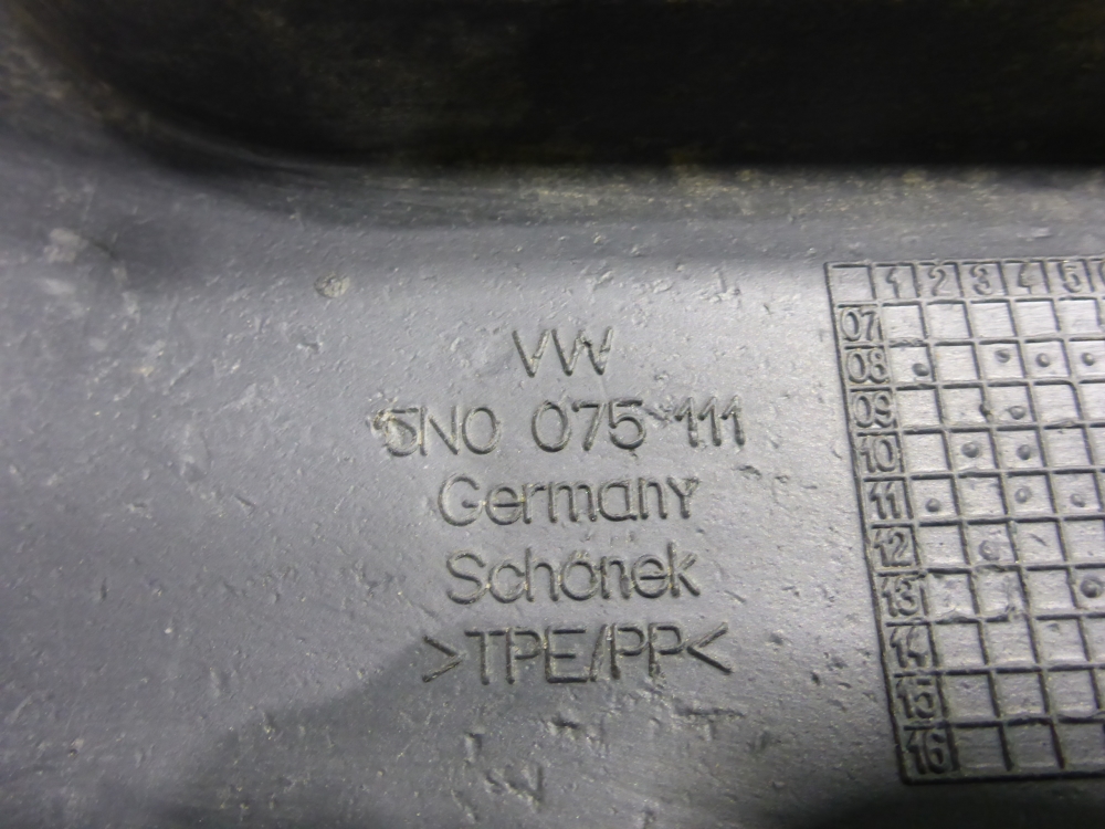 Брызговик передний правый