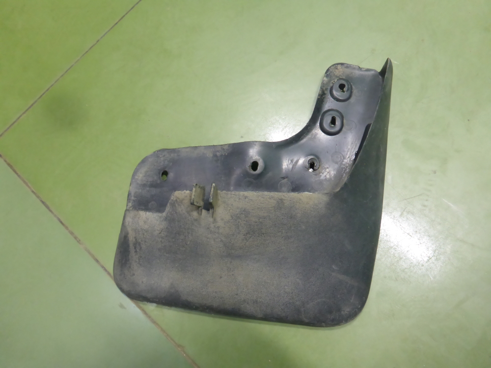 Брызговик передний правый