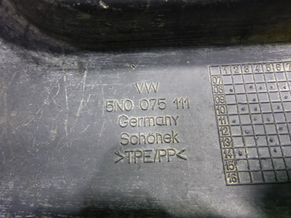 Брызговик передний правый