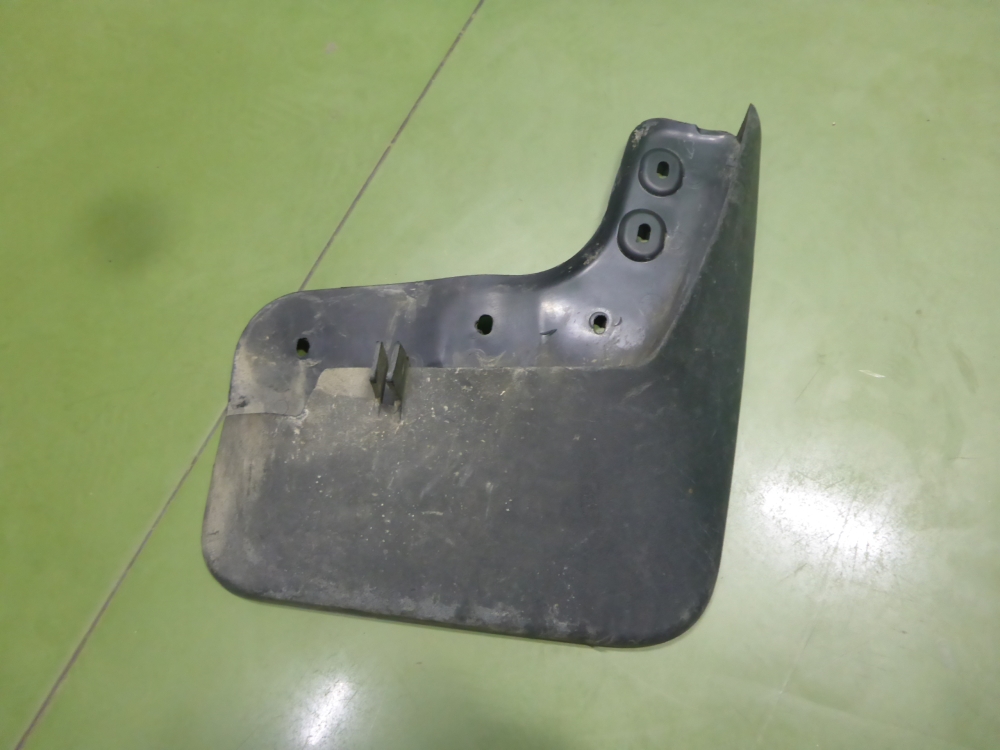 Брызговик передний правый