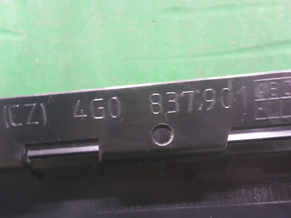 Накладка двери передней левой