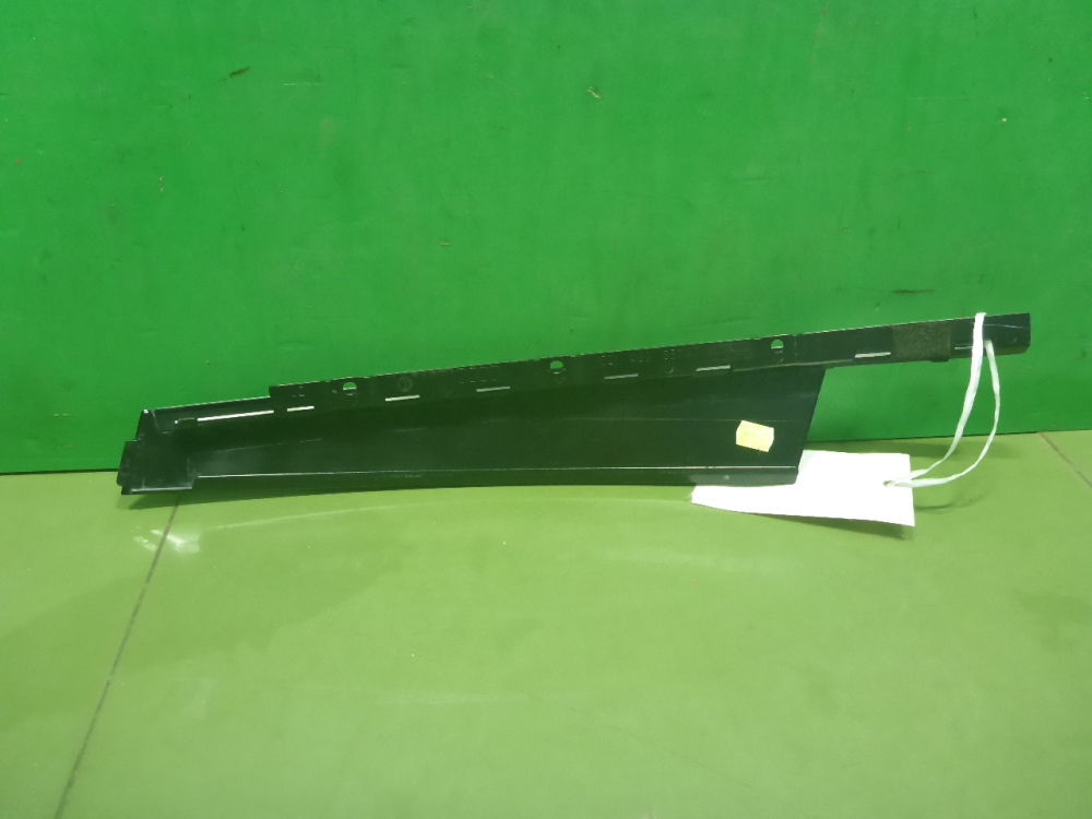 Накладка двери передней левой