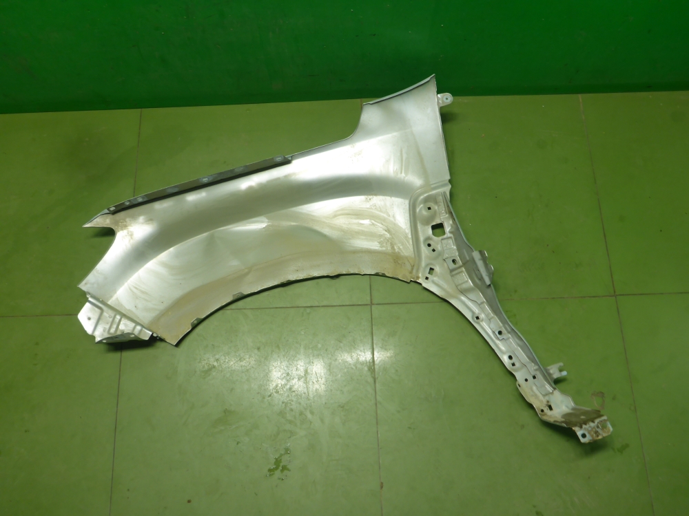 Крыло переднее правое