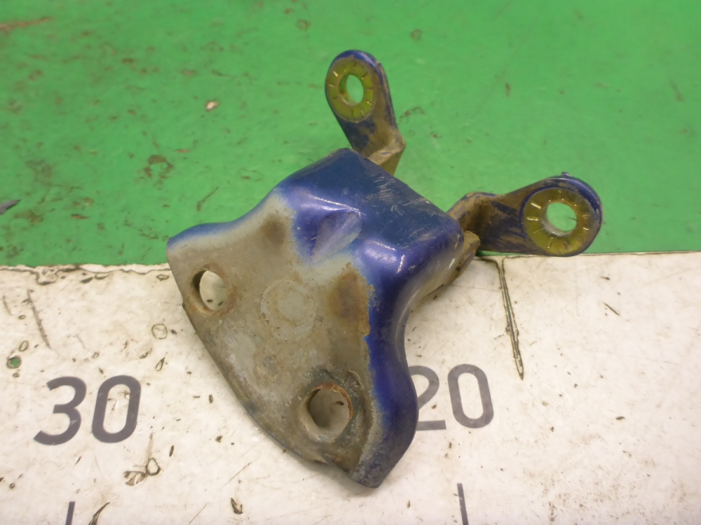 Петля двери задней левой верхняя