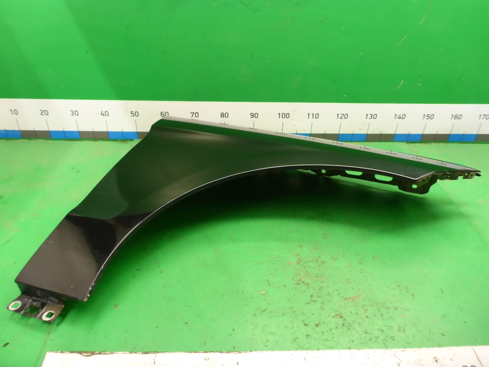 Крыло переднее правое