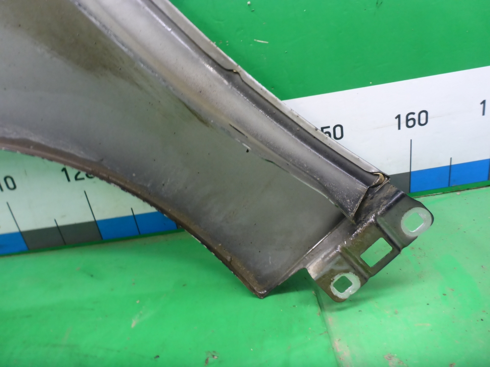 Крыло переднее правое