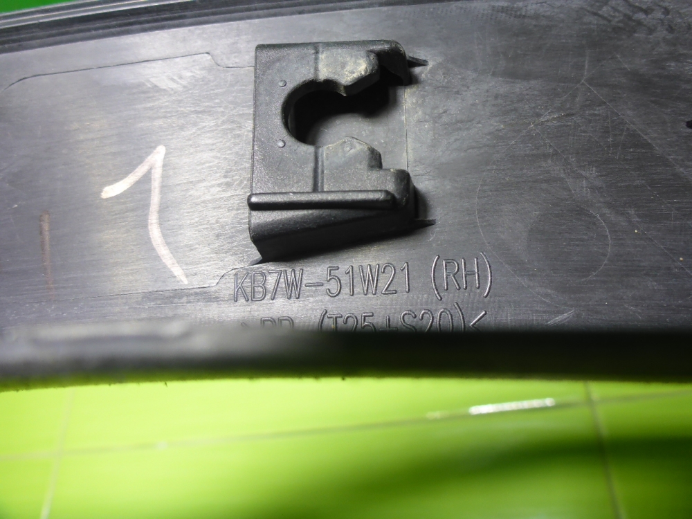 Накладка переднего крыла правого