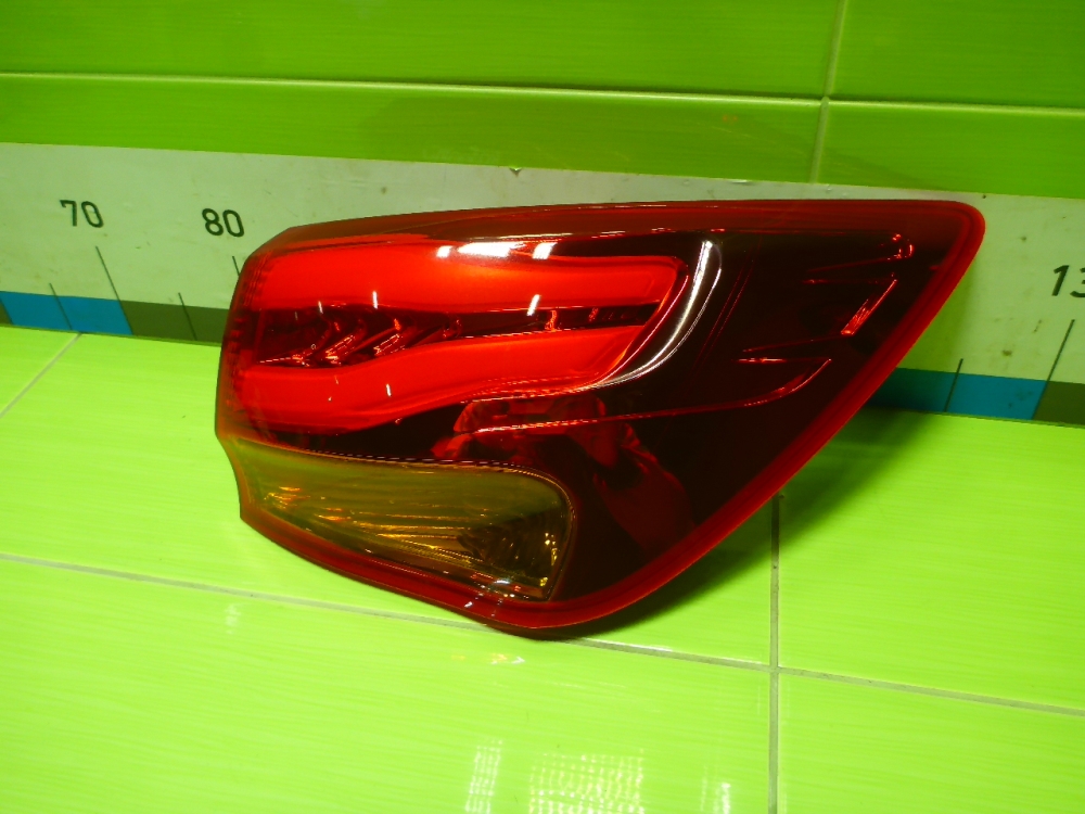 Фонарь задний наружный правый