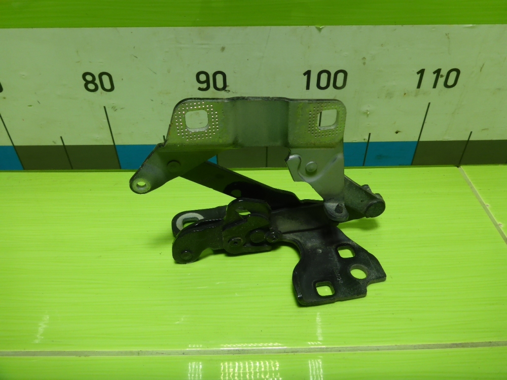 Петля капота правая