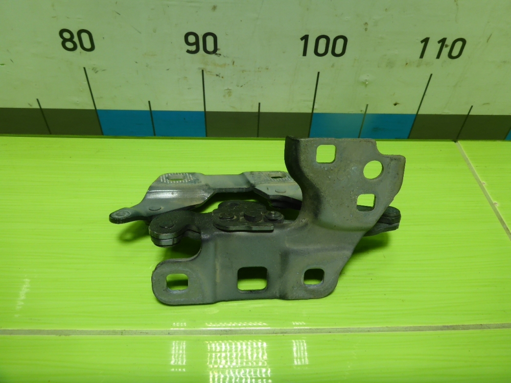 Петля капота правая