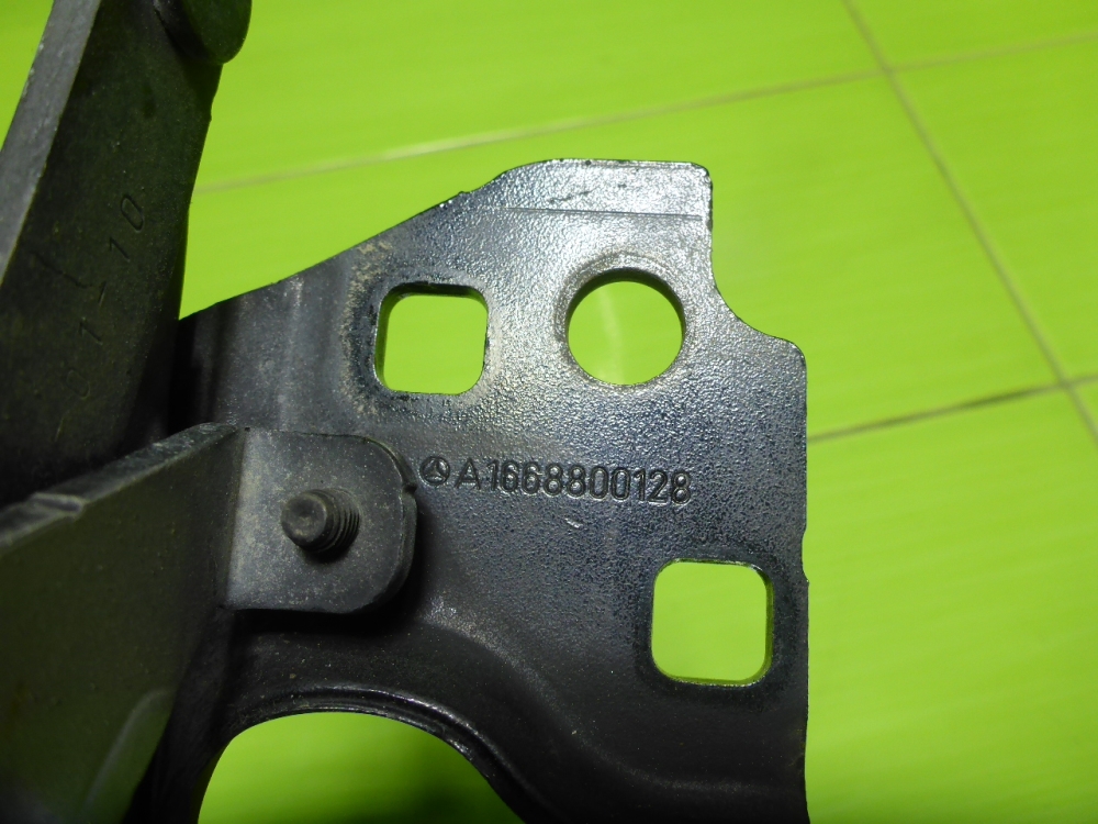 Петля капота правая