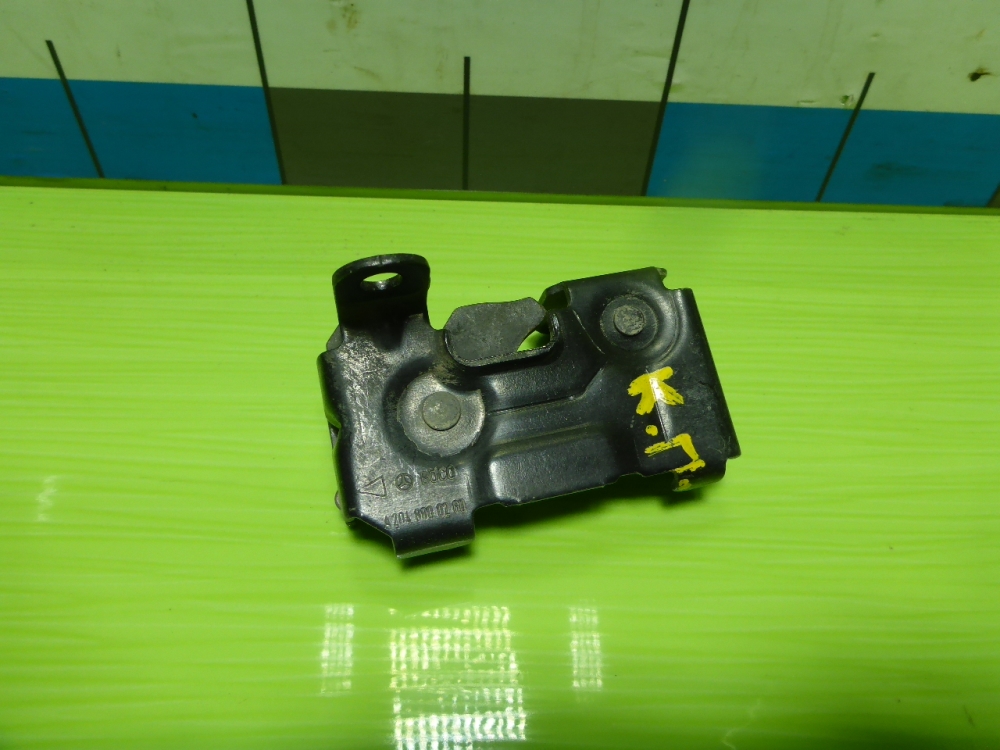 Замок капота