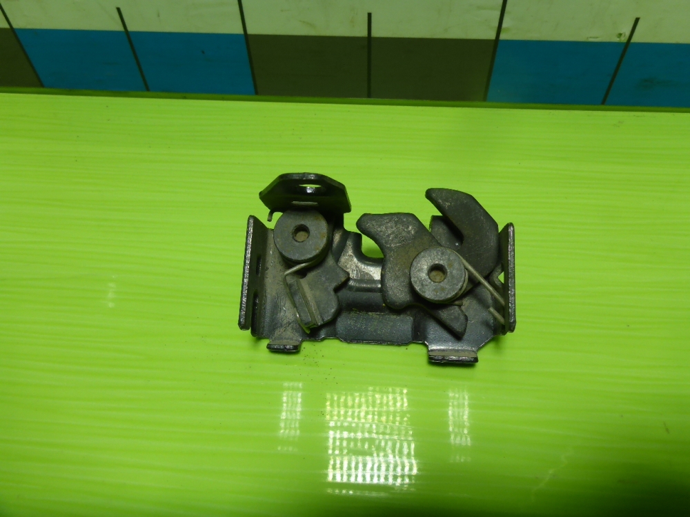 Замок капота