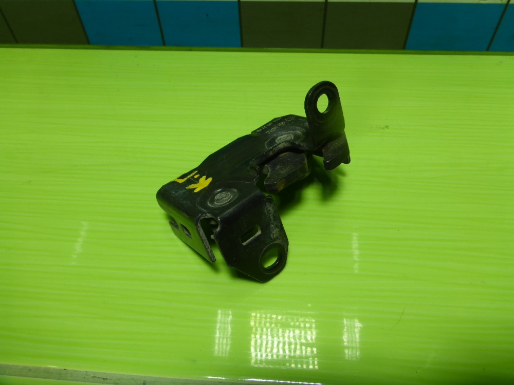 Замок капота