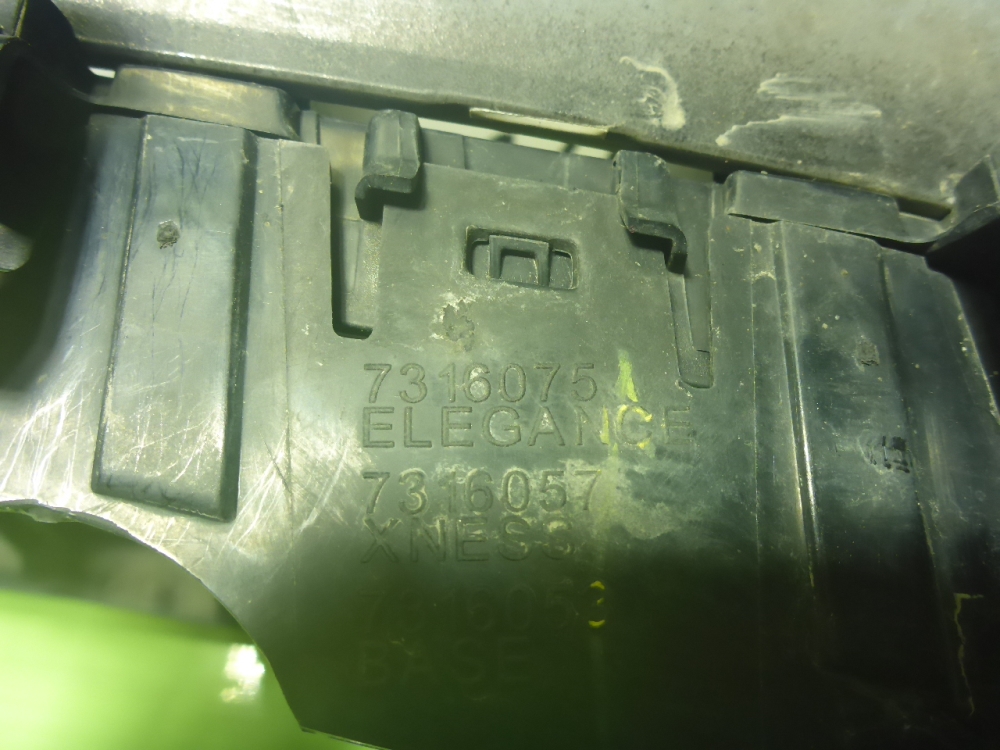 Решетка радиатора левая