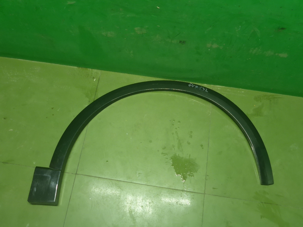 Накладка переднего крыла правого