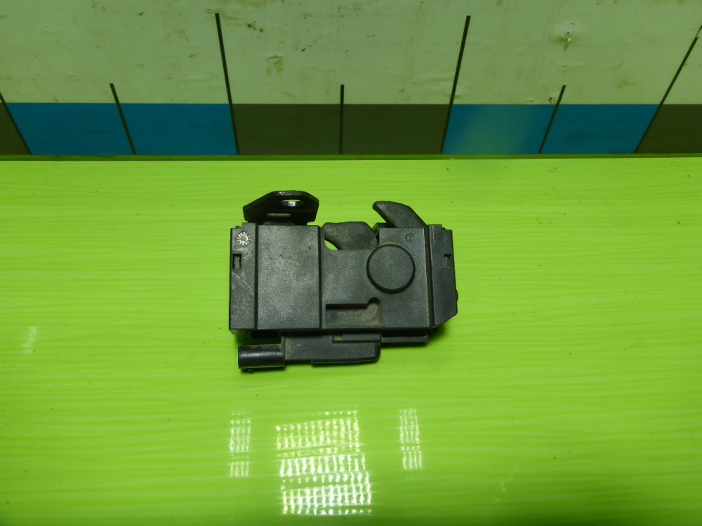 Замок капота