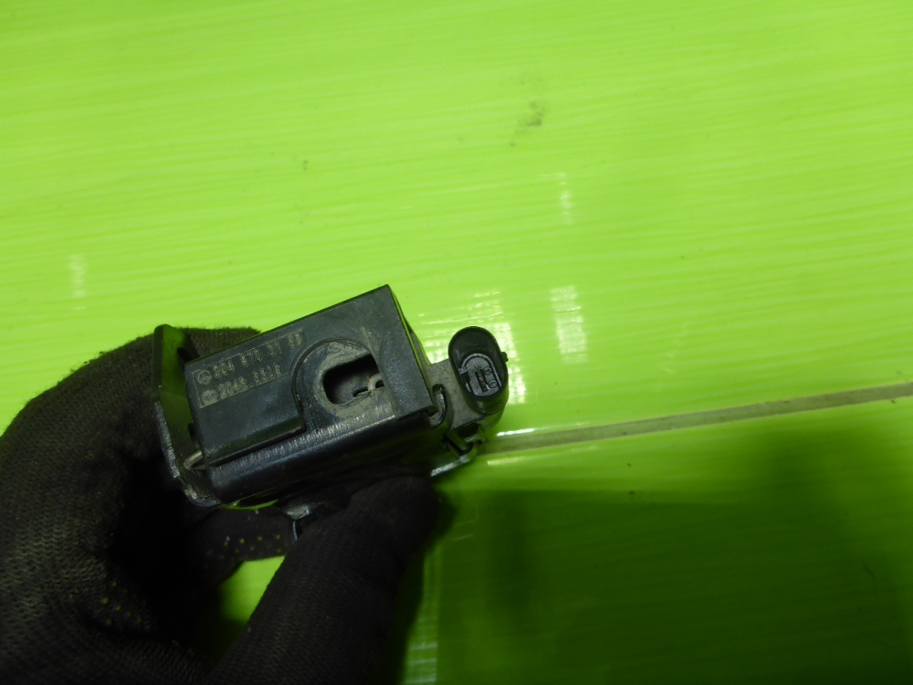 Замок капота