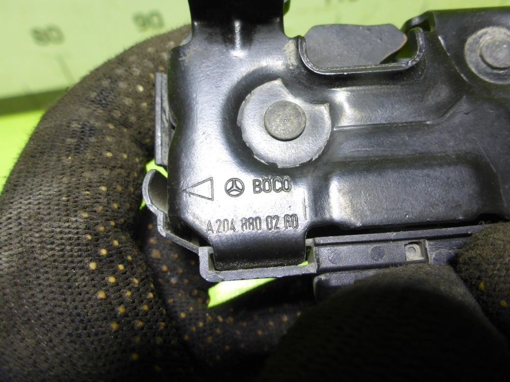 Замок капота