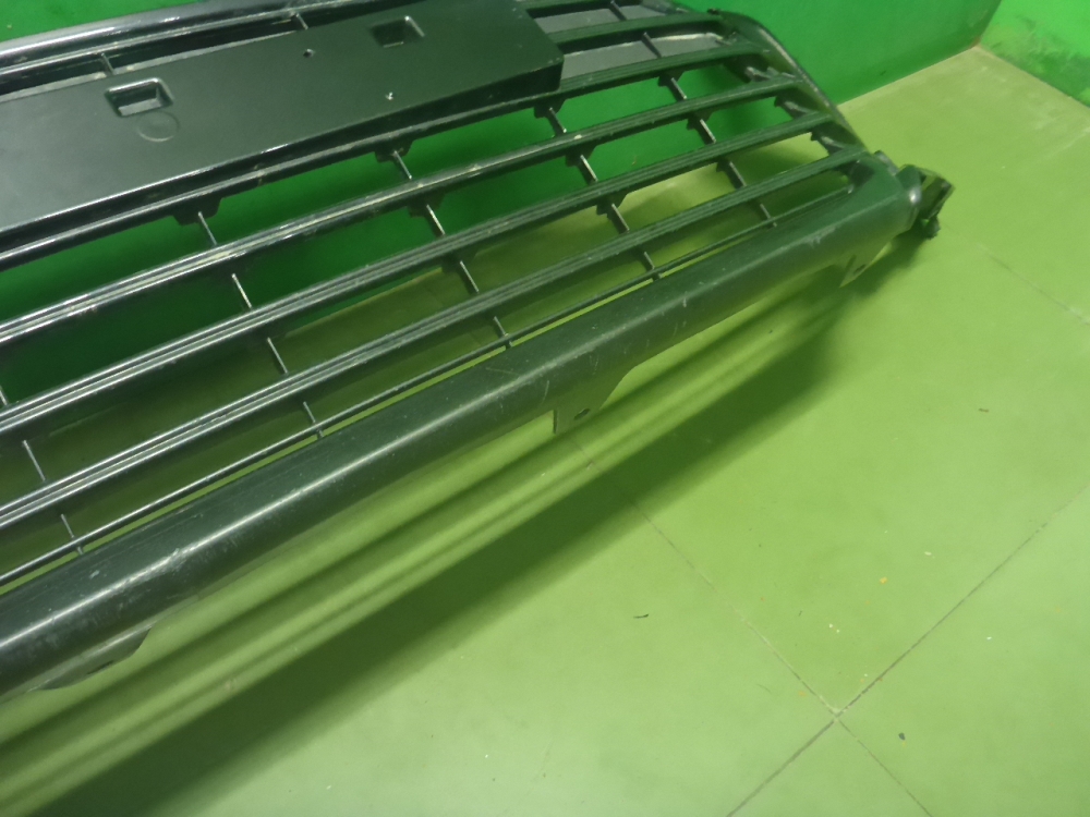 Решетка в бампер центральная