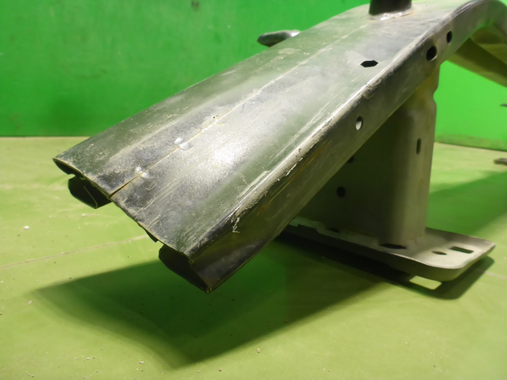 Усилитель переднего бампера